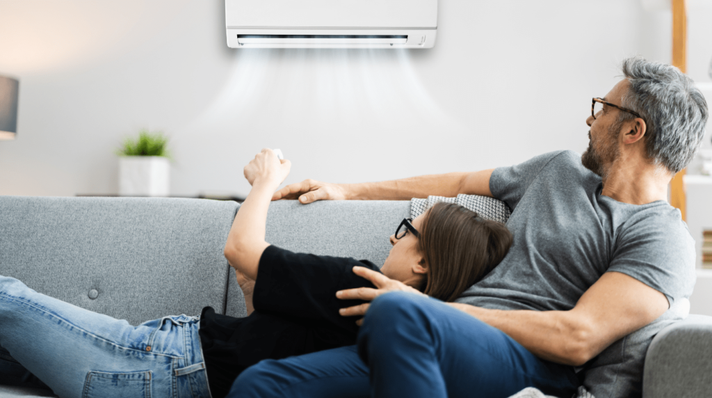 pareja programando el aire acondicionado