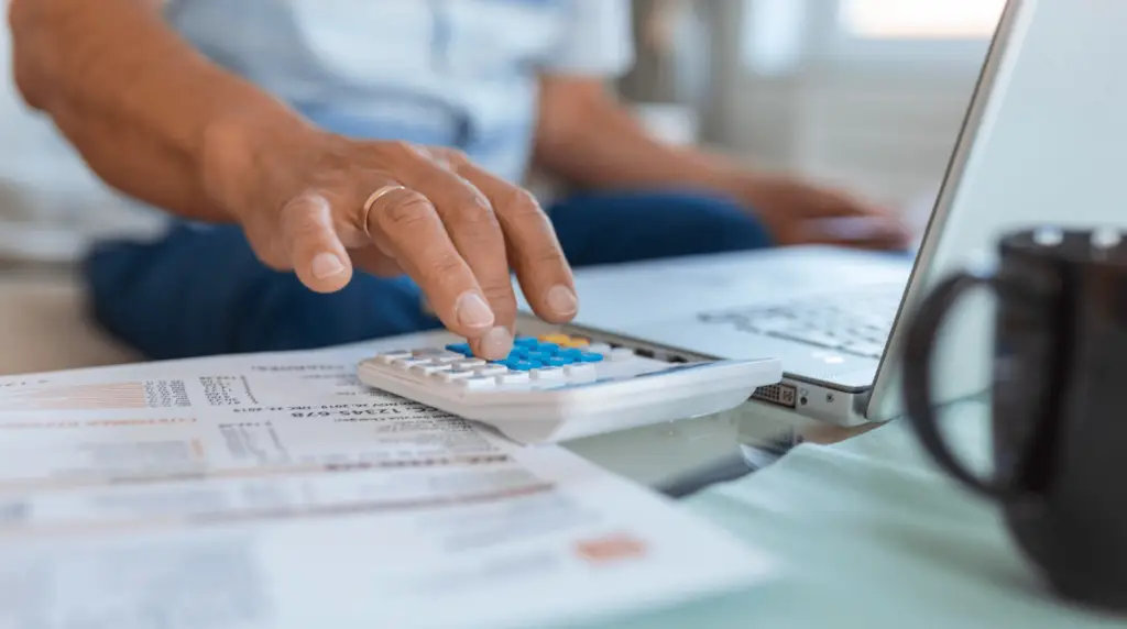 Persona calculando sus gastos en electricidad